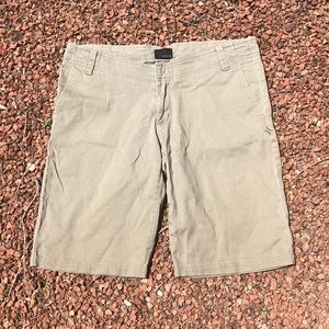 Hurley mid rise women’s skate short.